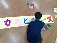 少年, 子供, 若い, 少し が含まれている画像  AI 生成コンテンツは誤りを含む可能性があります。